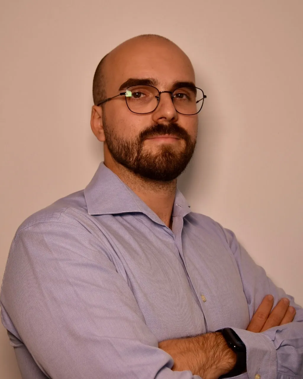 Cristian-L. Ogica, Webentwickler aus Stuttgart, mit verschränkten Armen vor heller Wand